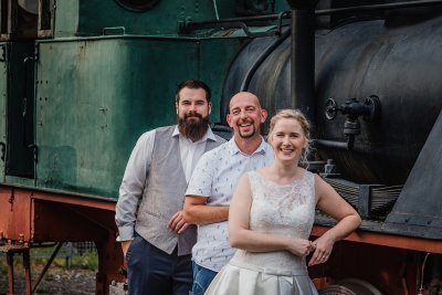 Glückliches Brautpaar auf dem Gelände der Kokerei Hansa in Dortmund mit DJ Hartmut Besser von EinfachBesserFeiern.com