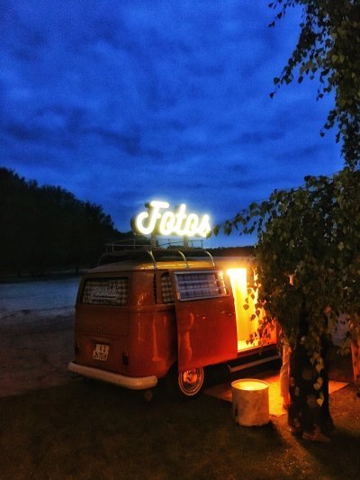 Ihr sucht eine Alternative zur Fotobox. Warum nicht einen ganzen Bus? Entstanden ist das Bild bei einer Hochzeit im Treibsand Haltern in 2019