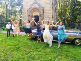 Braut, Trauzeugen und Freunde springen vor Freude in die Luft. Entstanden ist das Bild bei einer Hochzeit in Düsseldorf in 2019