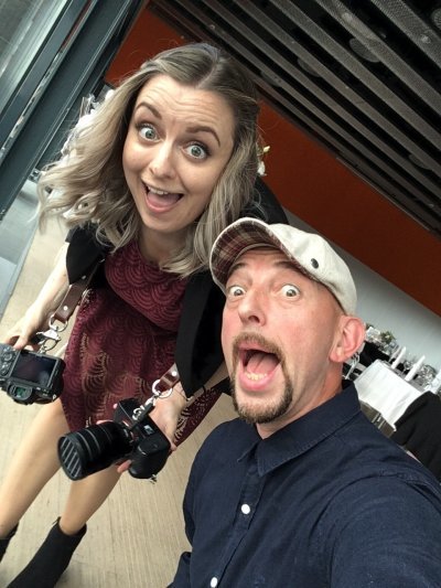 Patrycja Janik von https://drunkinlove.photography/ und DJ Hartmut Besser als Dienstleister mit Spass bei Ihrer Arbeit. Entstanden bei einer Hochzeit auf Zeche Zollverein in Essen
