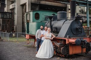 Hochzeit von Bettina und Florian Fotoshooting auf dem Gelände der Kokerei Hansa Dortmund vor einer Lokomotive