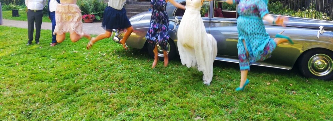 Braut, Trauzeugen und Freunde springen vor Freude in die Luft. Entstanden ist das Bild bei einer Hochzeit in Düsseldorf in 2019